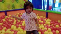 Aire de Jeux intérieure pour les enfants Amusant Aire de jeux pour les enfants Amusant Avec des Toboggans et des boules de Couleur