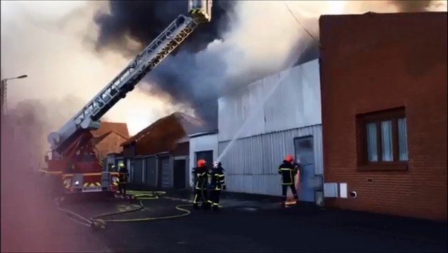 Gros incendie a avion entrepot id meuble