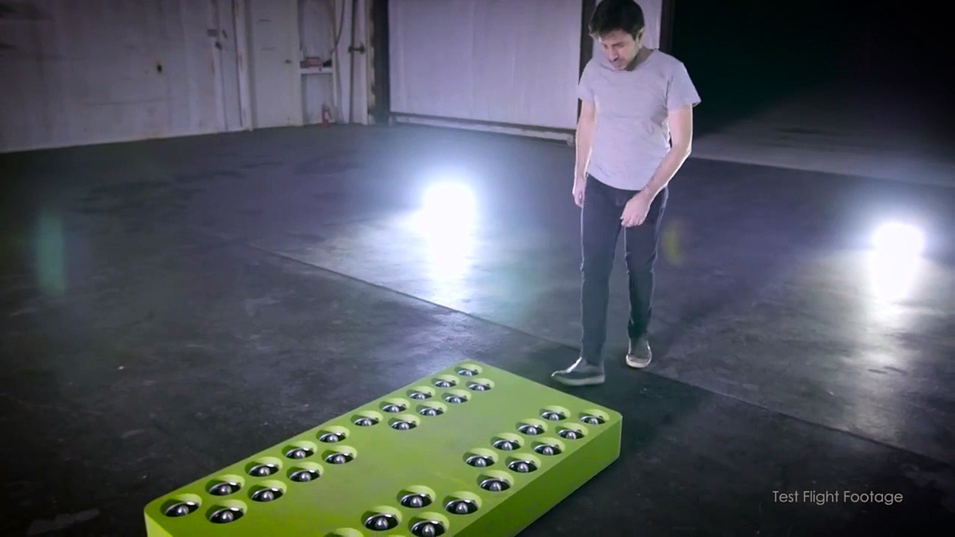 This hoverboard can fly for 6 minutes and only cost 20,000 dollars - Vídeo  Dailymotion