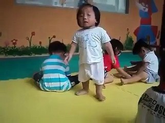 Ayakta uyuyan Koreli bebek , 2016