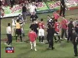 Brazil - police tries to arrest fan than fans attacks them