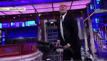 Брюс Уиллис разбил гитару о голову ведущего в прямом эфире