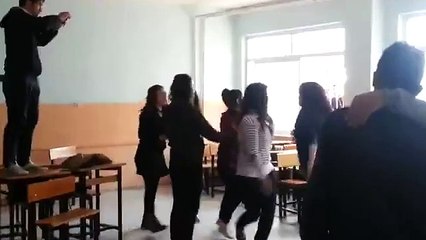 Lisede Sac Bas Kız Kavgası