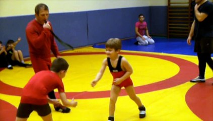 Les jeunes lutteurs se mesurent en combats fictifs