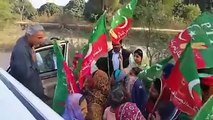 لودھراں کی خواتین جہانگیر خان ترین صاحب کے حق میں پرجوش نعرے بازی کرتے ہوئے