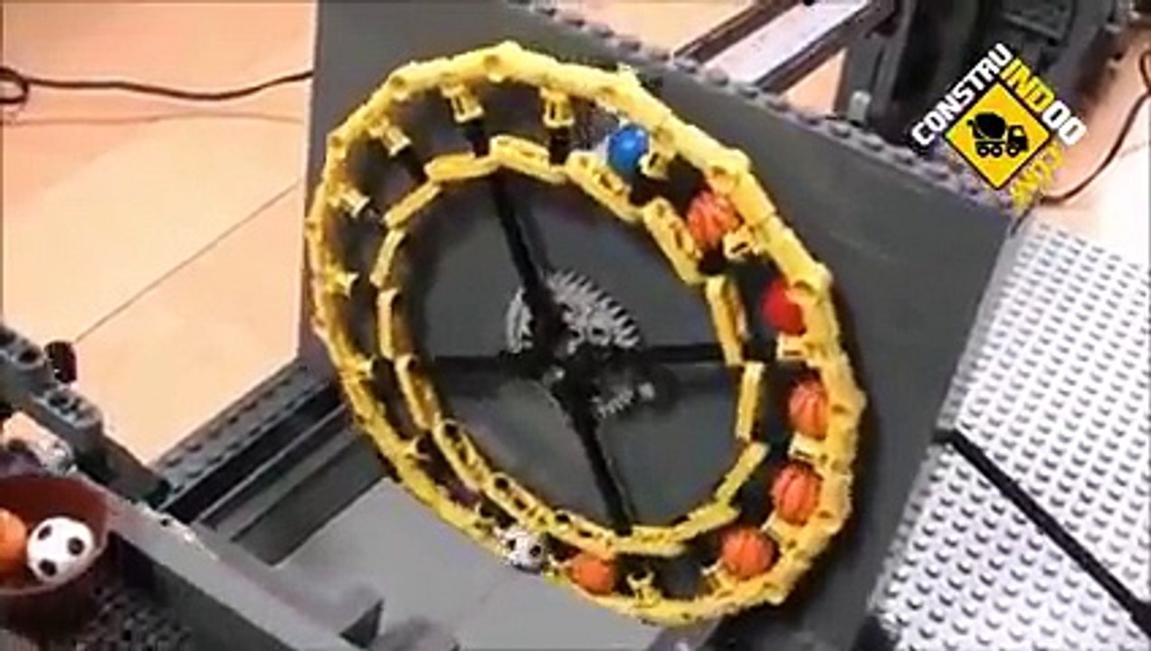 Mühendislik, Yaratıcılık ve LEGO'nun Birleşimden Ortaya Çıkan Minyatür Top Fabrikası
