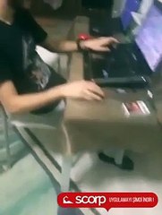 Selamlaşırken Elin Havada Kalsa-Scorp