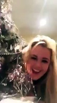 Ivre, elle danse avec son sapin de noel et c'éclate au sol