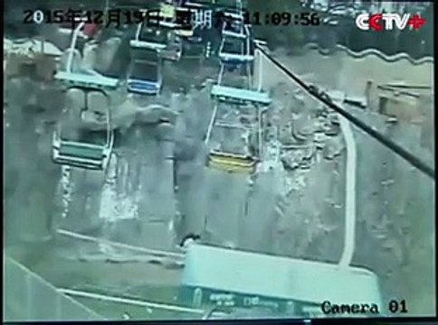 Crazy guy jump in the Tigers' cage in a zoo in china