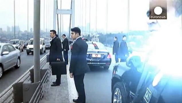 اردوغان يقنع مواطنا تركيا بالعدول عن الانتحار في إسطنبول