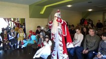 Новогодний утренник Макса в детском саду c Дед Морозом и конфетой гигантским питоном Christmas Party