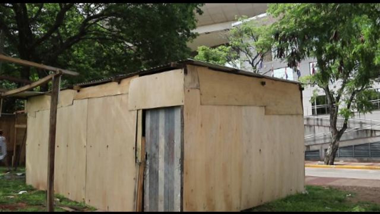 Damnificados por inundaciones en Asunción se refugian frente al Congreso