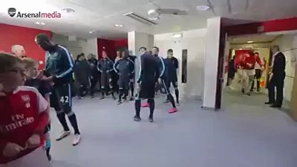 Mertesacker essuie sa main sur la tête d'un enfant après avoir nettoyé son nez