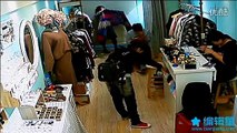 بالفيديو فتاة تتسوف في أحد محلات الملابس و تسرق هاتف للموظفة بسرعة البرق