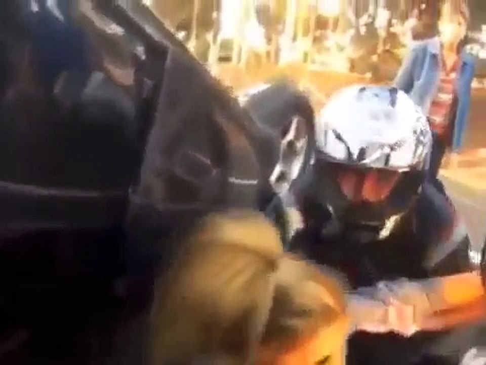 フェラーリもカッコいいが、バイクがもっとカッコいいと思えるスタント！！ Ferrari vs Motercycle