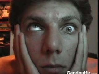 UN MALADE QUI JOUE AVEC SES YEUX(BEURK)