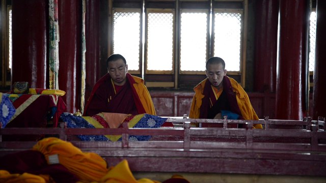 Prières tibétaines des moines bouddhistes au temple Amarbayasgalant Khiid en Mongolie