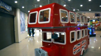 Обзор двухэтажного автобуса в торговом центре