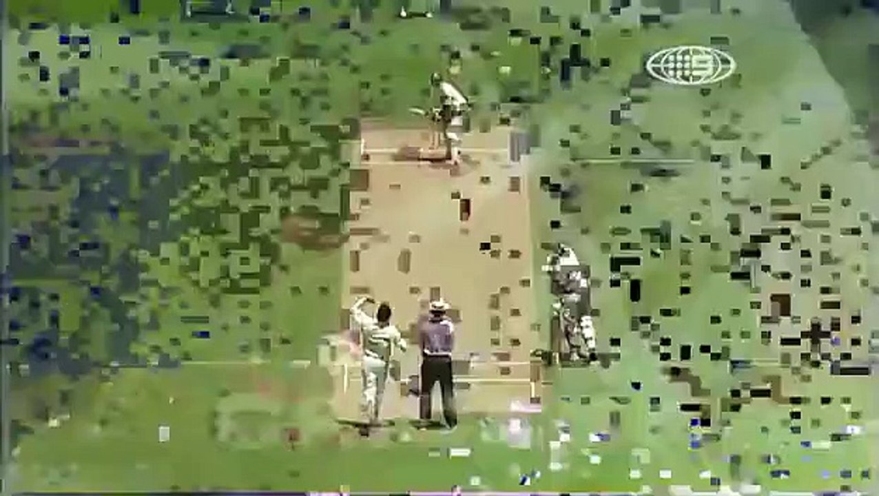 Zaheer Khan,knocks over Ponting‬‏