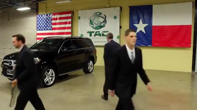 Автомат Калашникова против бронированного стекла