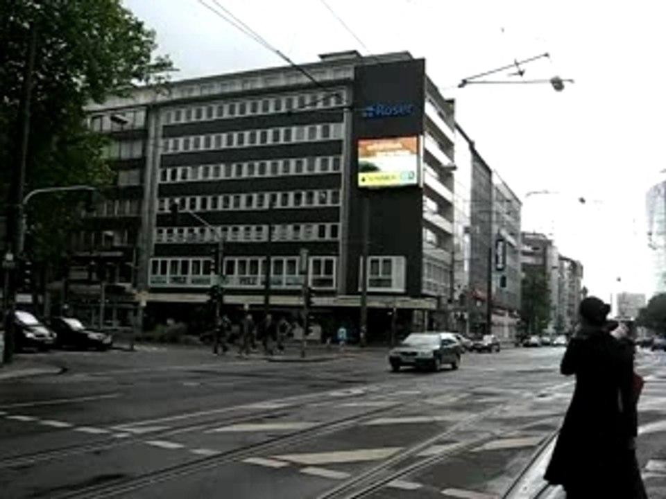 Wenige Sekunden einer Fernsehanzeige auf der Straße