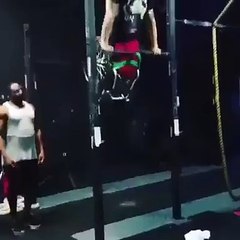 هل يستحق الإحترام أو لا تعليقكم