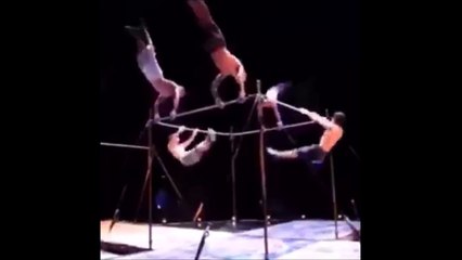 Des gymnastes avec une coordination parfaite