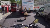 Des piétons qui traversent au mauvais moment. Dur d'etre motard!