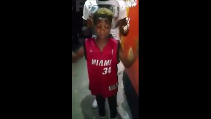 Ce gamin a le cou très flexible.... Pire que l'exorciste