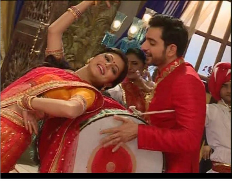 Ek Tha Raja Ek Thi Rani - Rana Ne Dhol Bajaya-saas bahu aur suspense-27th dec 15