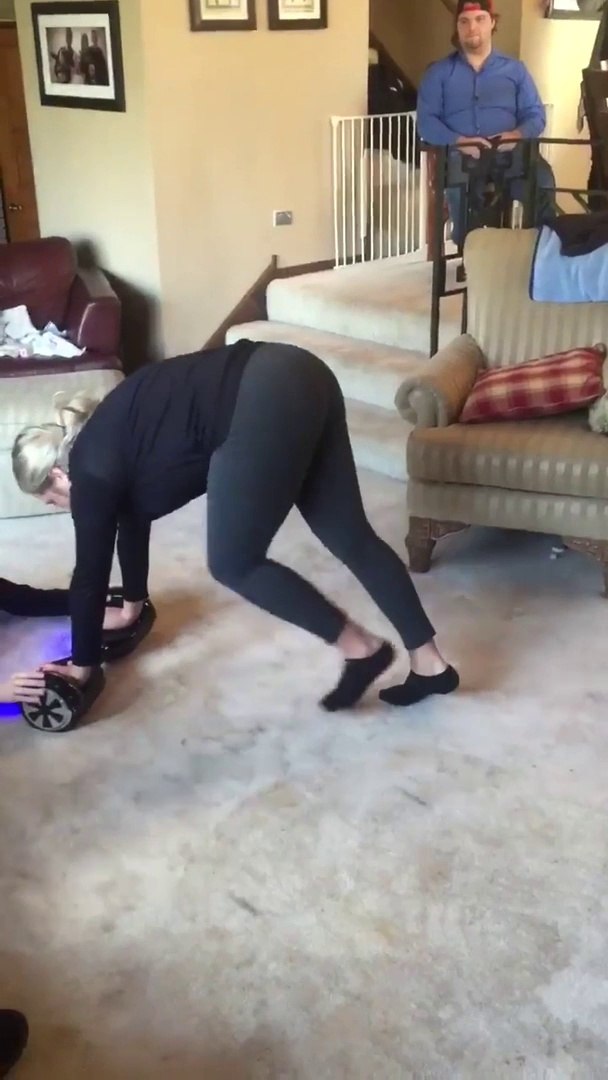 Woman does Handstand on Hoverboard and crashes Christmas Tree - Vidéo  Dailymotion