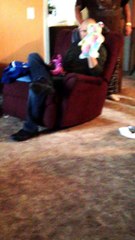 Une mamie reçoit un chiot en cadeau de noel et se met à pleurer comme une enfant