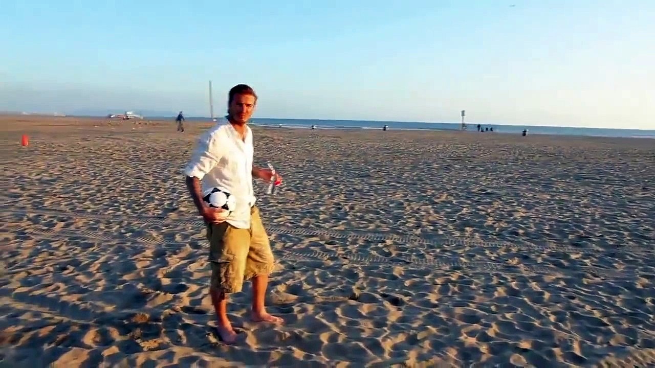 Unbelievable! David Beckham 3 balls into a trash!