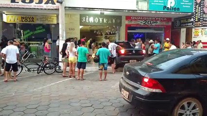 Download Video: Vídeo mostra carro que invadiu loja sendo retirado em Baixo Guandu, no Noroeste do Espírito Santon