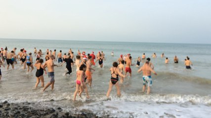 140 Manchots s'offrent un bain de Noël