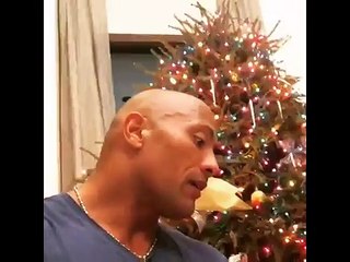 La roca presenta su pequeña hija recién nacida como su regalo navideño