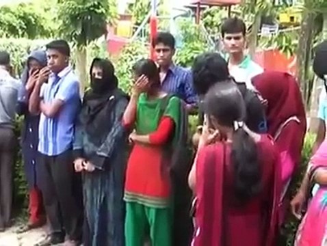 বাবা মাকে ফাকি দিয়ে লুকিয়ে পার্কে প্রেম করায় শাস্তি দিল পুলিশ।