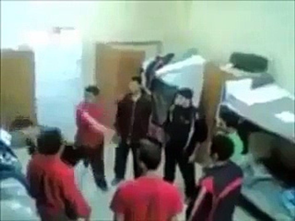 Birbirlerini tokatlayarak oyun oynayan adamlar , 2016