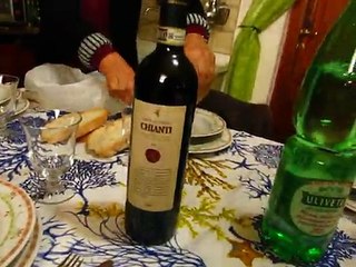 Arrosto di porchetta girato al fuoco e uccelli infilati in forno