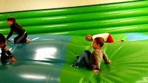 Aire de jeux couverte de plaisir pour les enfants avec des jouets gonflables