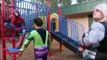 [Grimace] Autiste homme enfants cosplaying à une aire de jeux