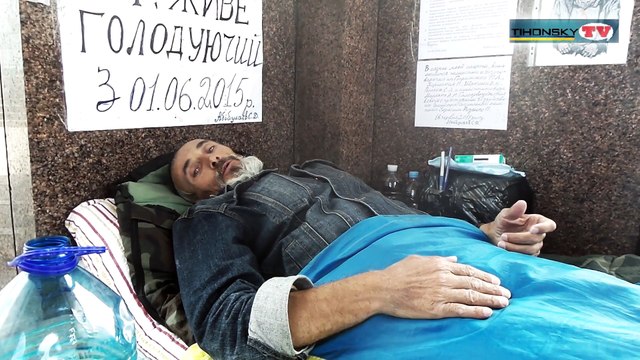 Крымский татарин месяц голодает на Майдане в Киеве