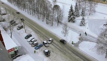 Автобогиня заехала в магазин за тортиком. Пипец