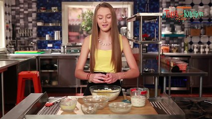 Talia in the Kitchen | Foodie Friday: Sweet Cornbread |