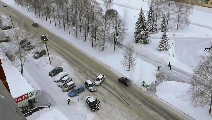 Автобогиня заехала в магазин за тортиком. Пипец