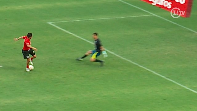 Balão, golaço e bicicleta! Falcão rouba a cena em jogo de Zico