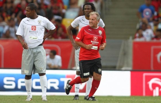 Rei do Maraca! Com boas jogadas, Zico comanda a festa no Jogo das Estrelas