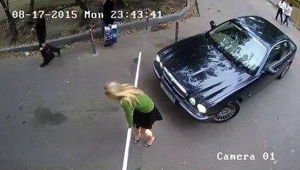 Une blonde cherche à rentrer chez elle d'une drôle de façon