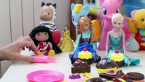 Merienda de pasteles y galletas. Dulces de juguete Toy cupcakes and cookies