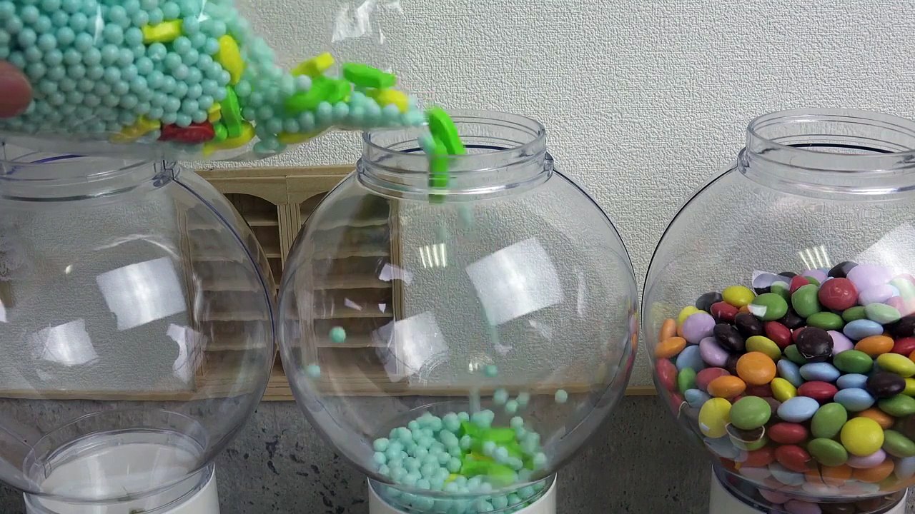 お菓子デョスペンサーとアンパンマンおもちゃ
